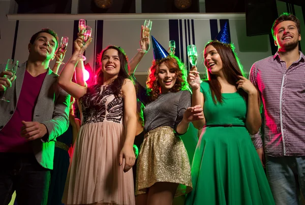 Amigos sorridentes com copos de champanhe no clube — Fotografia de Stock