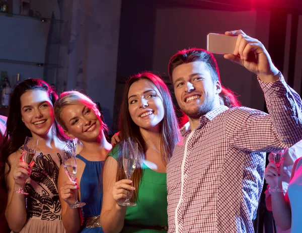 Freunde mit Brille und Smartphone im Club — Stockfoto