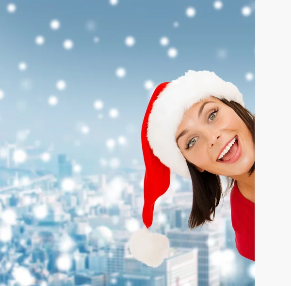 Vrouw in helper kerstmuts met een leeg wit bord — Stockfoto