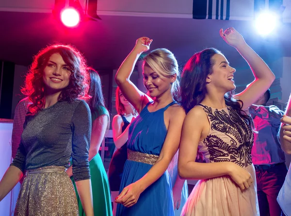 Lachende vrienden dansen in de club — Stockfoto