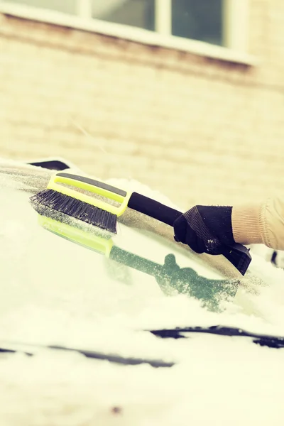 Fechar-se do homem limpando a neve do carro — Fotografia de Stock