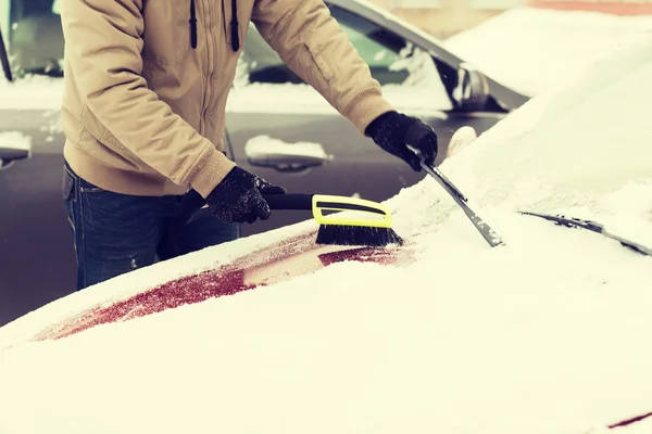 Primer plano del hombre limpiando la nieve del coche — Foto de Stock