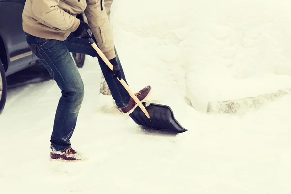 Primer plano del hombre paleando nieve de la entrada — Foto de Stock