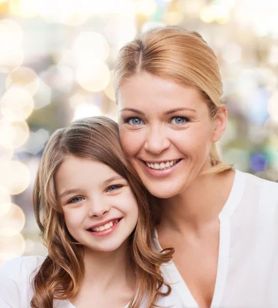 Sonriente madre y niña — Foto de Stock