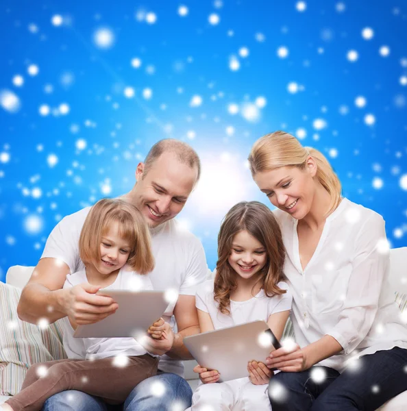 Glückliche Familie mit Tablet-Computern — Stockfoto