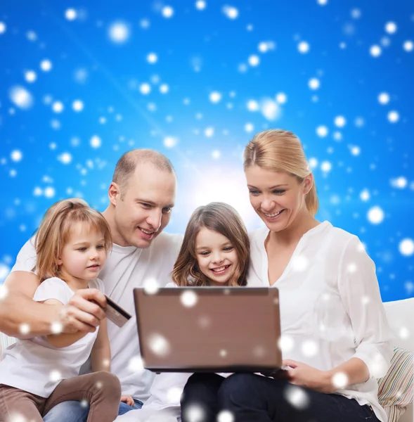 Щаслива сім'я з ноутбуком і кредитною карткою — стокове фото