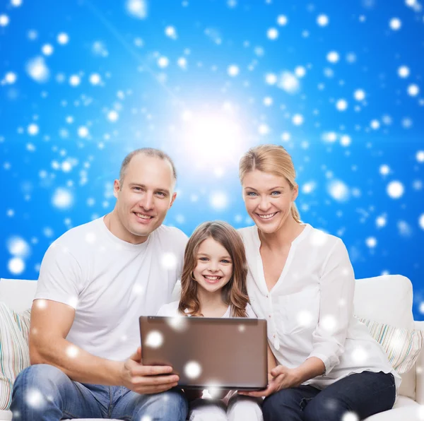Smiling family with laptop — Stok fotoğraf