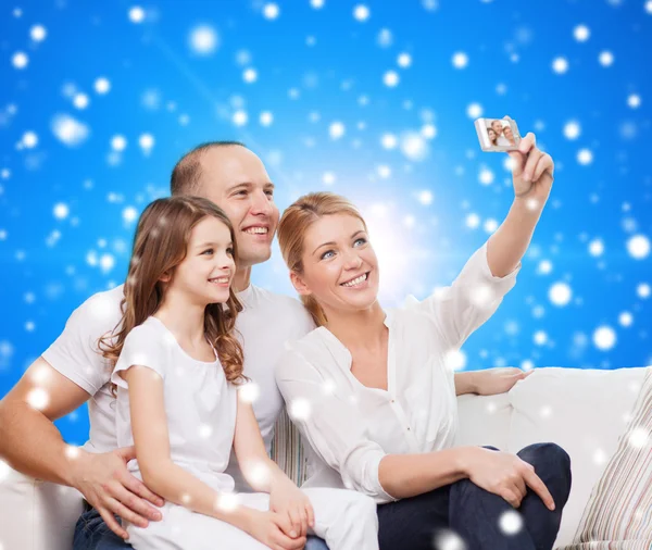 Família feliz com câmera em casa — Fotografia de Stock