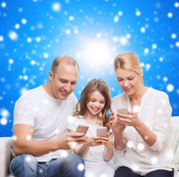Ευτυχισμένη οικογένεια με smartphones — Φωτογραφία Αρχείου