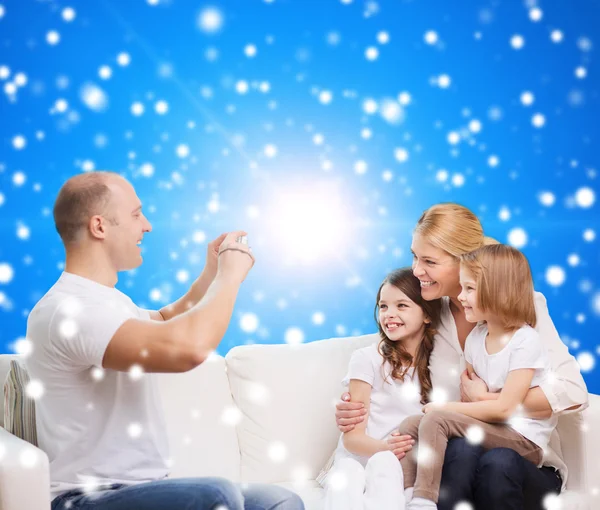 Família feliz com câmera em casa — Fotografia de Stock