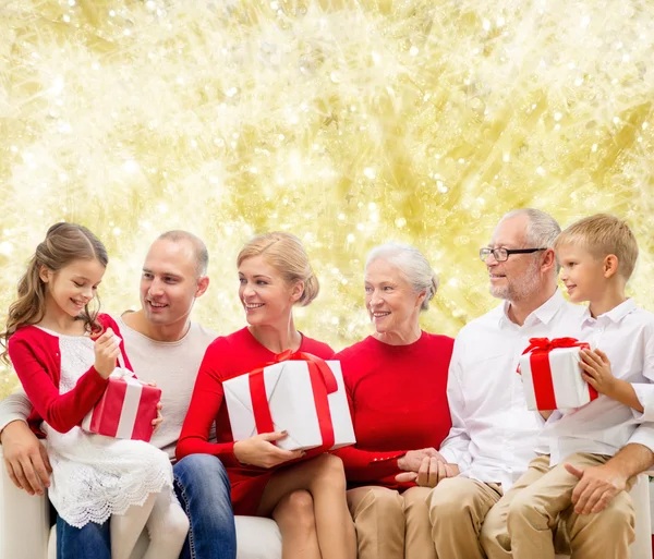 Lachende familie met geschenken — Stockfoto