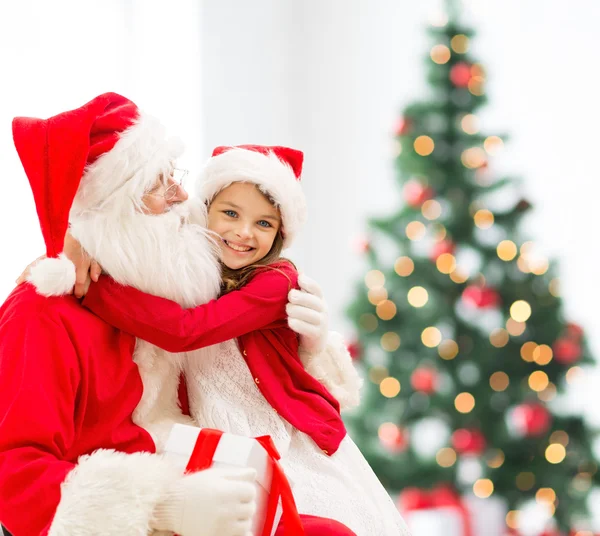 Petite fille souriante avec Père Noël claus — Photo