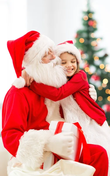 Sorrindo menina com santa claus — Fotografia de Stock