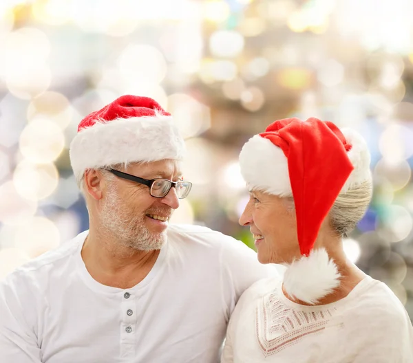 Glückliches Seniorenpaar mit Weihnachtsmann-Helfermützen — Stockfoto
