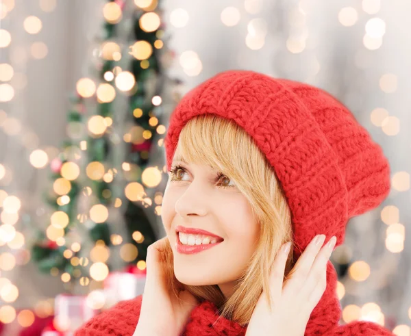 Sorridente giovane donna in abiti invernali — Foto Stock