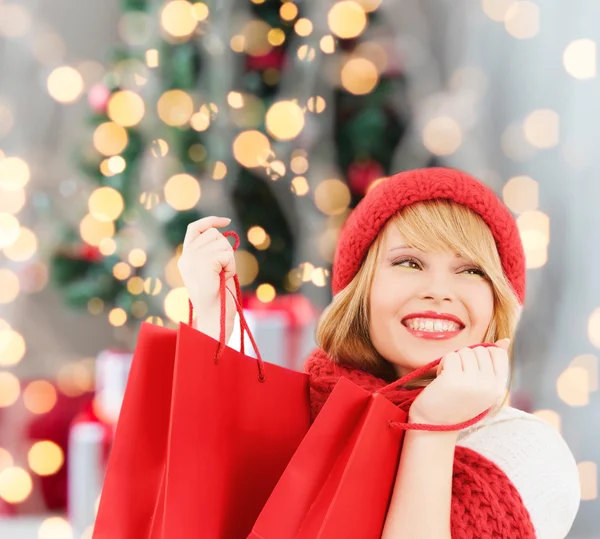 Usměvavá mladá žena s nákupní tašky — Stock fotografie