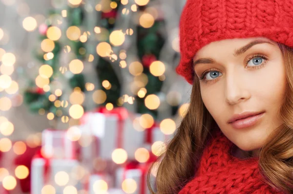 Nahaufnahme einer lächelnden jungen Frau in Winterkleidung — Stockfoto