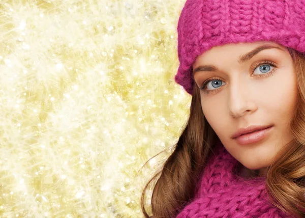 Detailní záběr usměvavá mladá žena v zimní oblečení — Stock fotografie