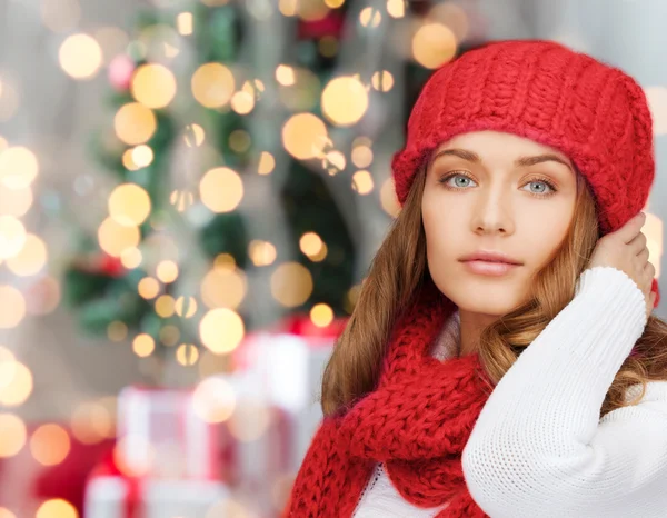 Jonge vrouw in winterkleding — Stockfoto