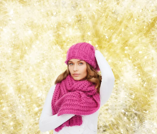 Smiling young woman in winter clothes — Stock Photo, Image