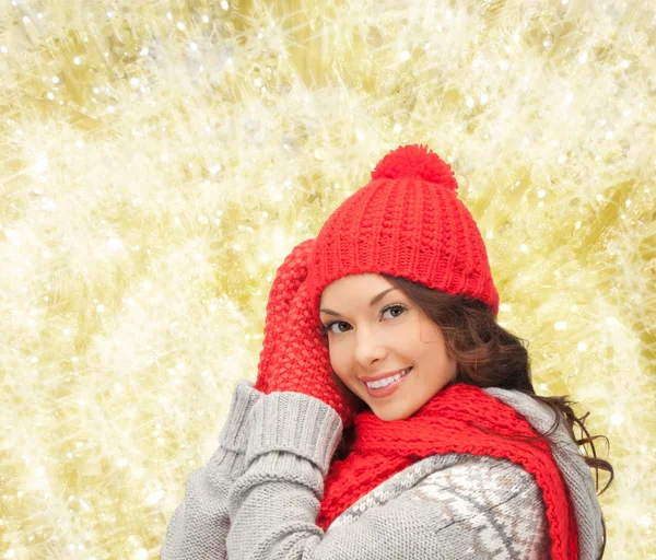 Sorrindo jovem mulher em roupas de inverno — Fotografia de Stock