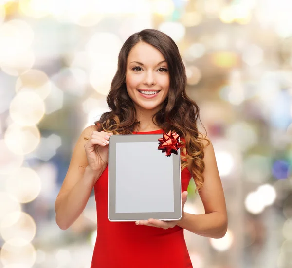 Mulher sorridente com tablet pc — Fotografia de Stock