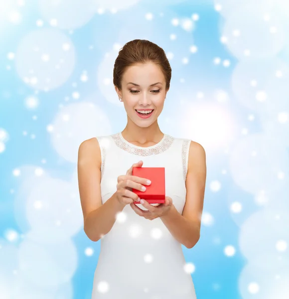 Lächelnde Frau mit rotem Geschenkkarton — Stockfoto