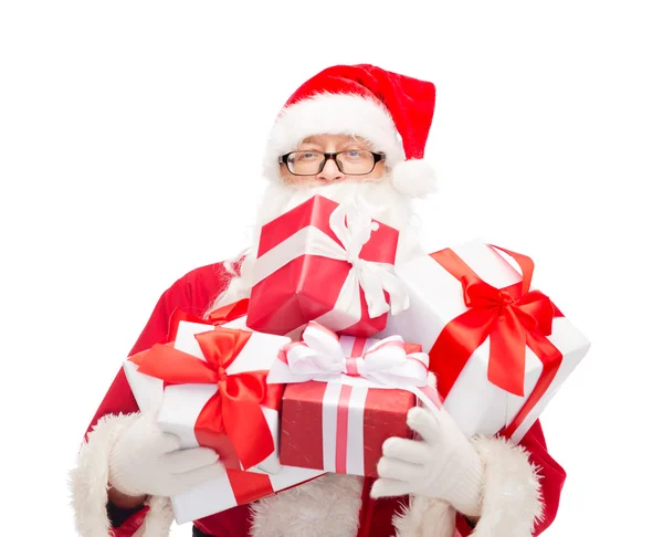 Man in kostuum van de kerstman met geschenkdozen — Stockfoto