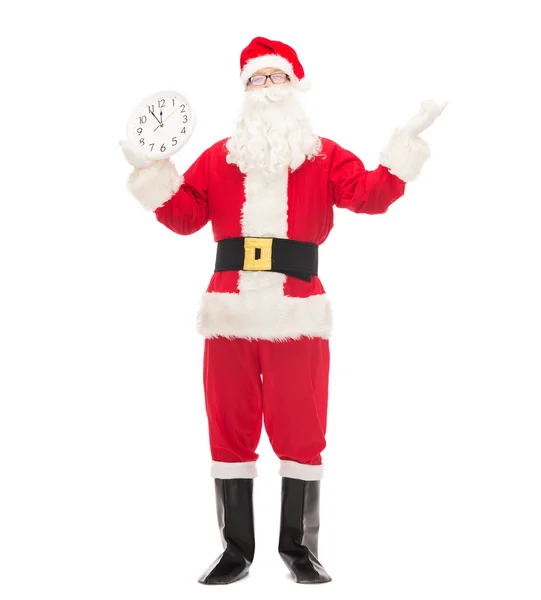Человек в костюме Санта-Клауса с часами — стоковое фото