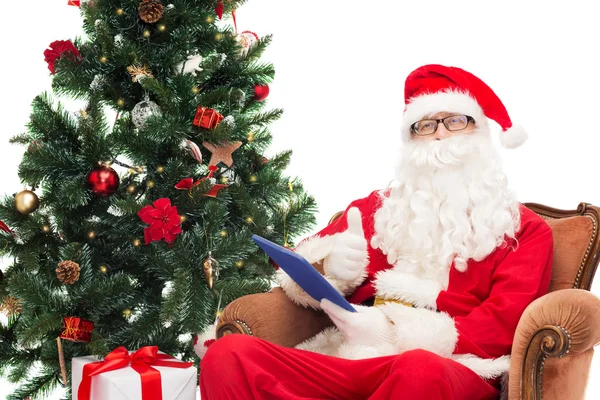 Hombre disfrazado de santa claus con tablet pc — Foto de Stock