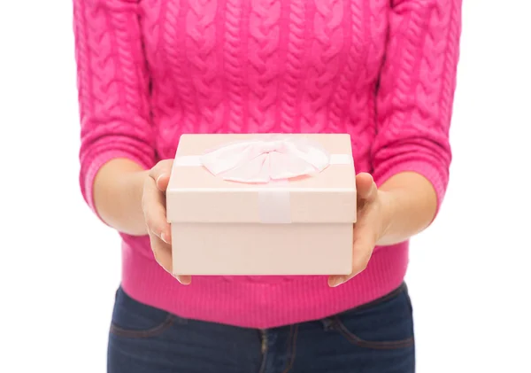 Gros plan de la femme en pull rose tenant boîte cadeau — Photo