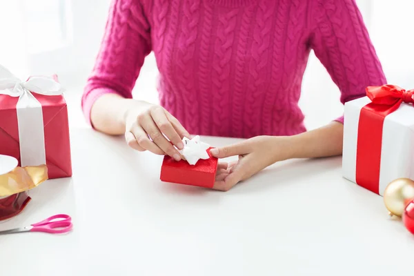 Primer plano de la mujer que adorna regalos de Navidad — Foto de Stock