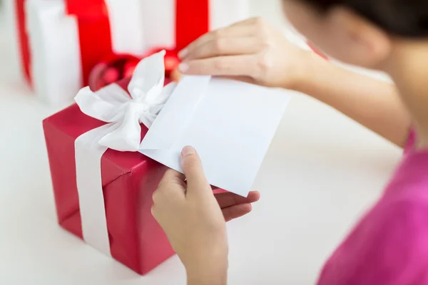 Primo piano di donna con lettera e regali — Foto Stock