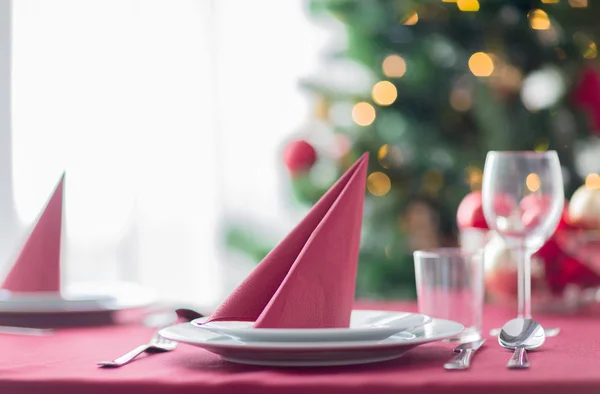 Quarto com árvore de natal e mesa decorada — Fotografia de Stock