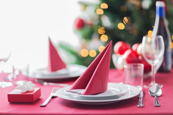 Camera con albero di Natale e tavolo decorato — Foto Stock