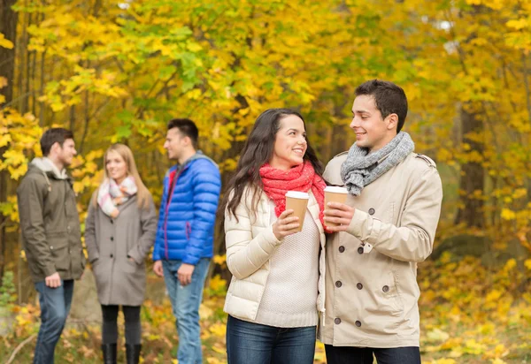 Kahve bardakları Park ile gülümseyen arkadaş grubu — Stok fotoğraf