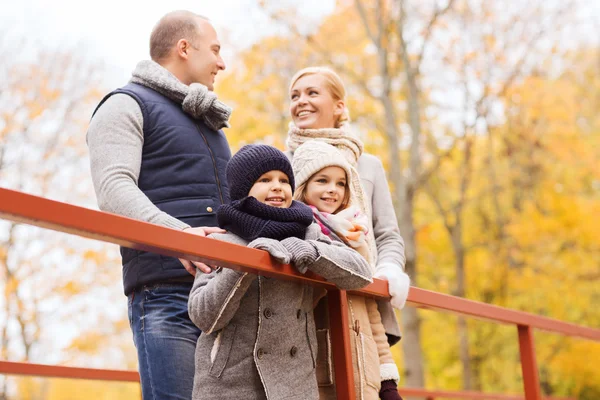 Família feliz no parque de outono — Fotografia de Stock