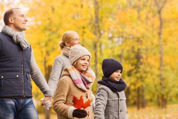 Sonbahar parkında mutlu bir aile — Stok fotoğraf