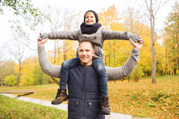 Famiglia felice divertirsi nel parco autunnale — Foto Stock