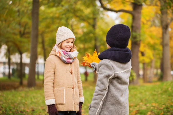 笑逐颜开的孩子们在秋天的公园 — 图库照片