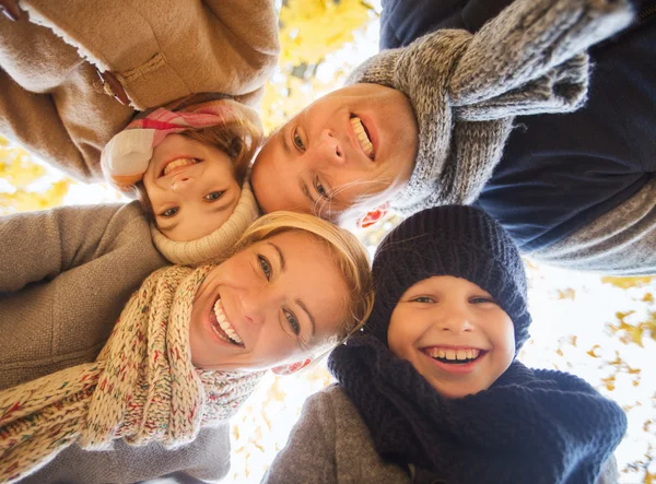 Sonbahar parkında mutlu bir aile — Stok fotoğraf