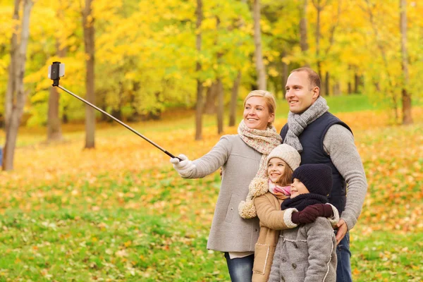 Szczęśliwą rodziną, smartphone i monopod w parku — Zdjęcie stockowe