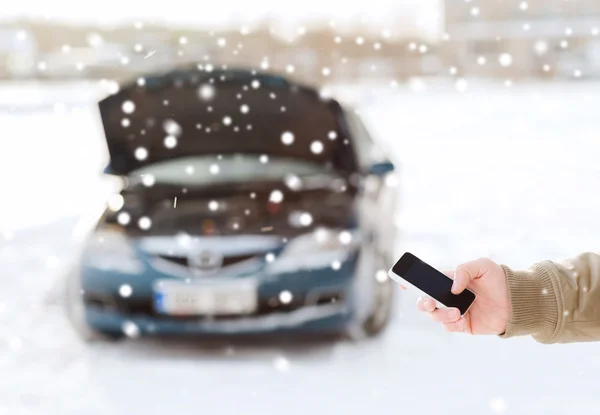 Primer plano del hombre con coche roto y teléfono inteligente — Foto de Stock