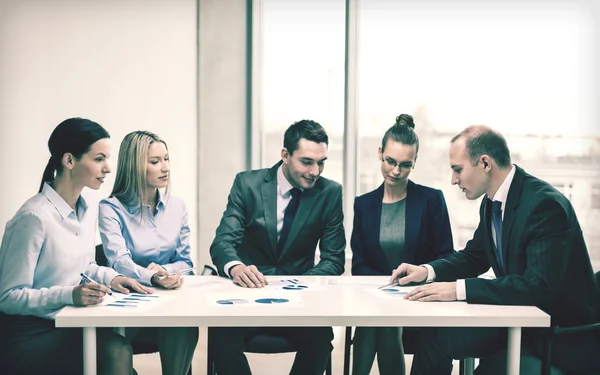 Equipe de negócios com documentos em discussão — Fotografia de Stock