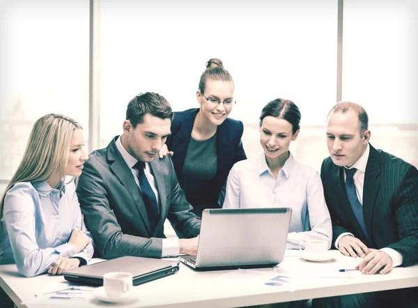 Equipe de negócios com laptop tendo discussão — Fotografia de Stock