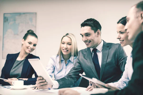 Equipo de negocios con tableta pc teniendo discusión —  Fotos de Stock