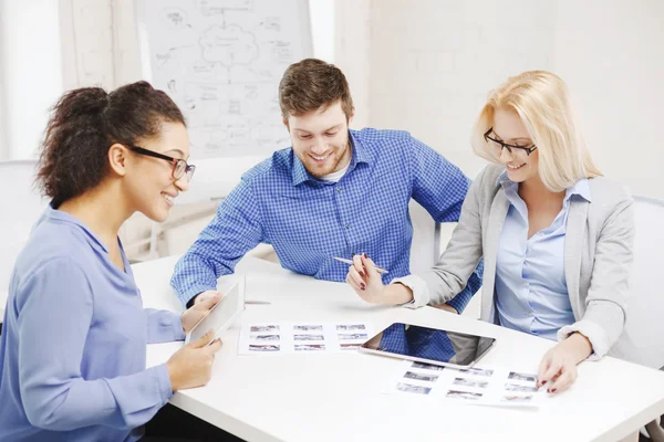 Equipo sonriente con mesa PC y papeles de trabajo —  Fotos de Stock