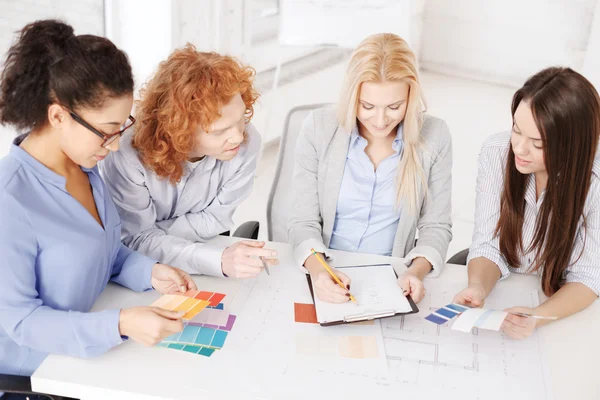 Team mit Farbmustern und Blaupause im Büro — Stockfoto