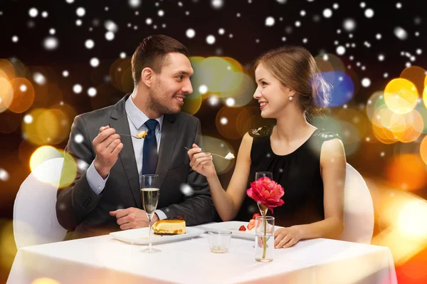 Mosolygó pár eszik főétel étteremben — Stock Fotó