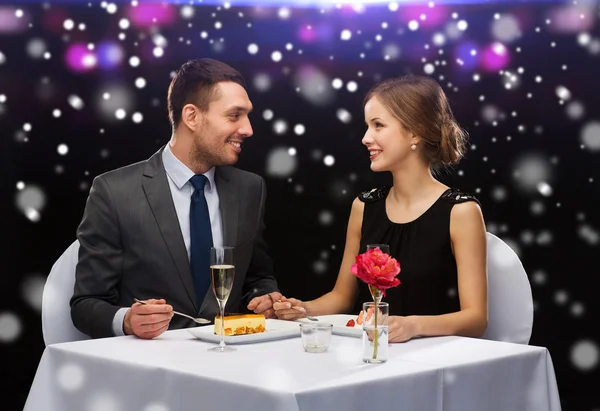 Smiling couple eating dessert at restaurant — Stock Photo, Image